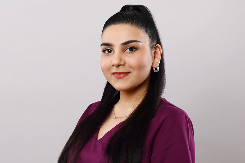 Team Zahngalerie: Mariam Teymuri, Auszubildende in der Zahngalerie Potsdam
